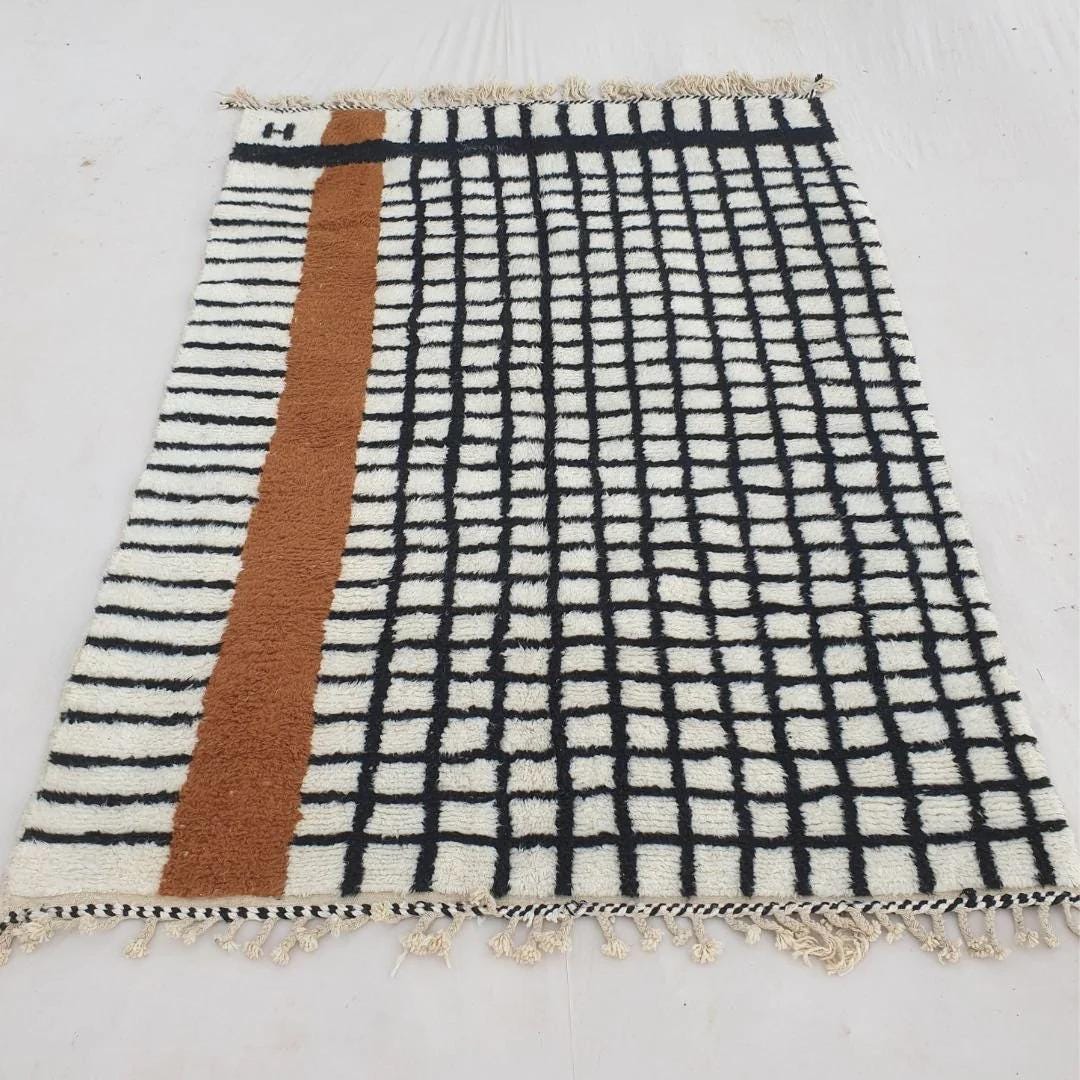 Handmade Beni Ourain Wool Rug: Moroccan Grid Design